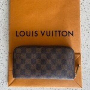 Louis Vuitton - Zippy Wallet (great condition!)